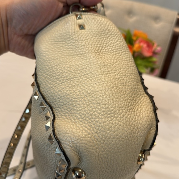 Authentic Valentino Garavani Rockstud pebbled leather bag - Picture 7 of 16